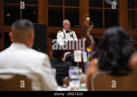 221021-N-ML137-1039 KOLOA, Hawai`i (Okt 21, 2022) – Kapitän Brett Stevenson, Kommandant der Pacific Missile Range Facility (PMRF), Barking Sands, spricht während eines US-Navy Ball im Grand Hyatt Kaua`i Resort and Spa anlässlich des 247.. Geburtstages der Marine. Das Thema des Geburtstages der US-Marine von 247. war „247 Jahre lang auf der Beobachtung – 24/7“, was die anhaltende Fähigkeit unserer Marine unterstreicht, voll und ganz bereit zu sein, auf auftauchende Bedrohungen zu reagieren und diese effektiv abzuwehren. PMRF ist das weltweit größte instrumentierte Multi-Environment-Sortiment, das Oberflächen-, Untergrund-, Luft- und Weltraumoperati unterstützen kann Stockfoto